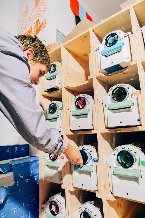 Nell regarde une cartouche d'encre riso